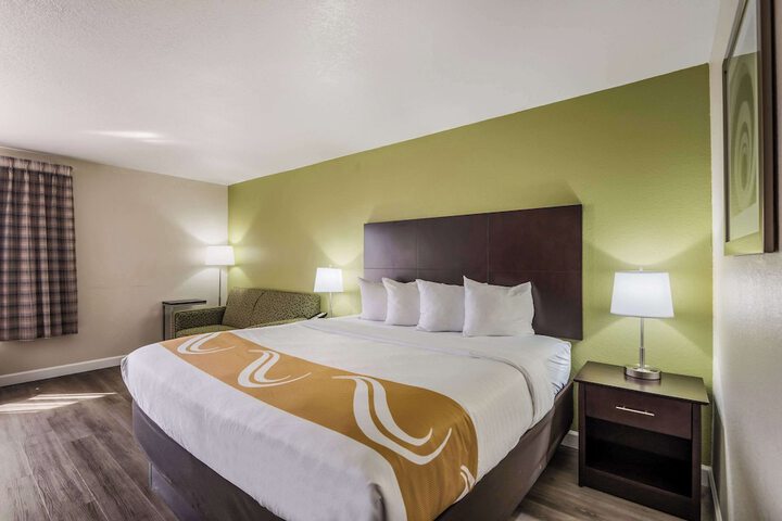 1 King Bed (7 of 10)
