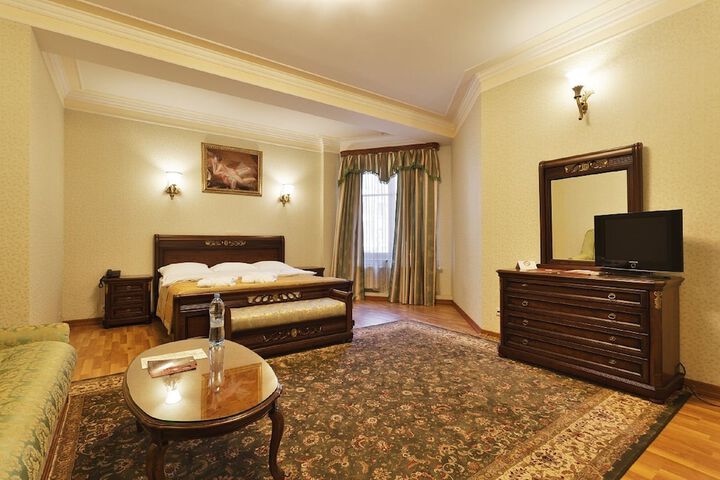 Room 10 of 37