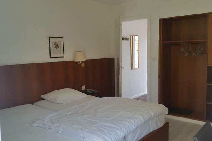 Room 11 of 40