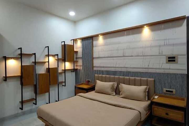Room 6 of 10