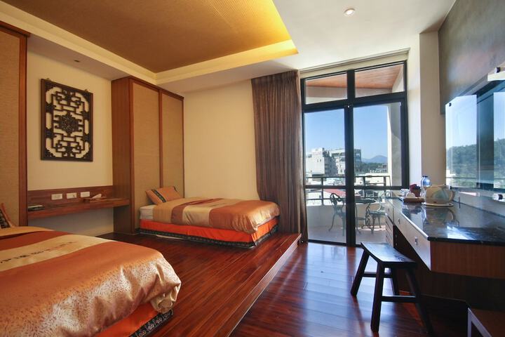 Lounge 84 of 137
