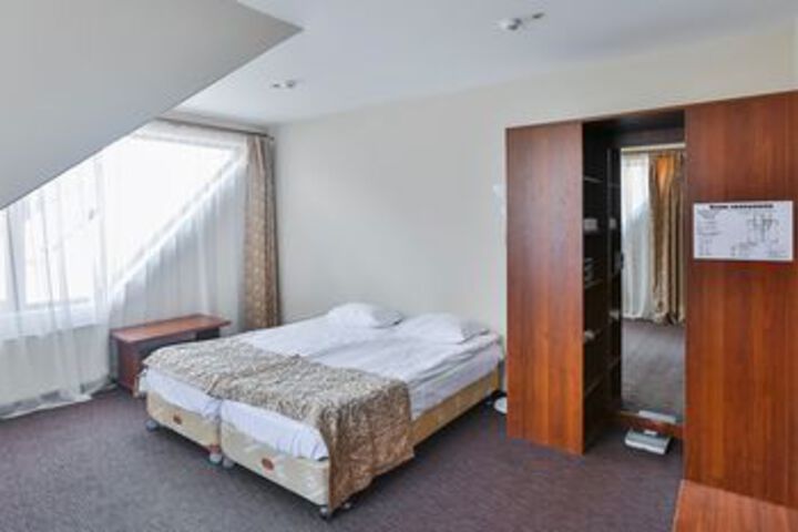 Room 11 of 25