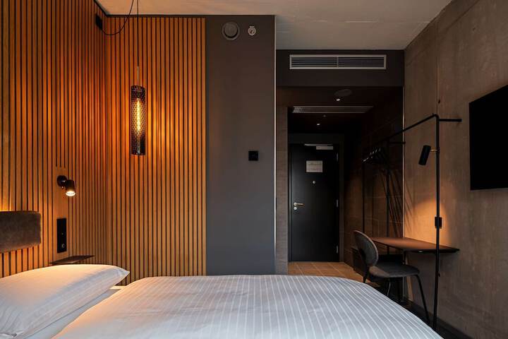 Room 43 of 90