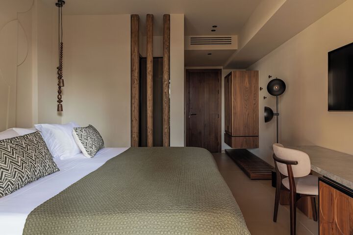 Room 8 of 90
