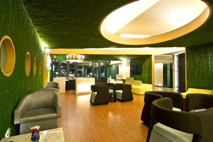 Lounge 85 of 89