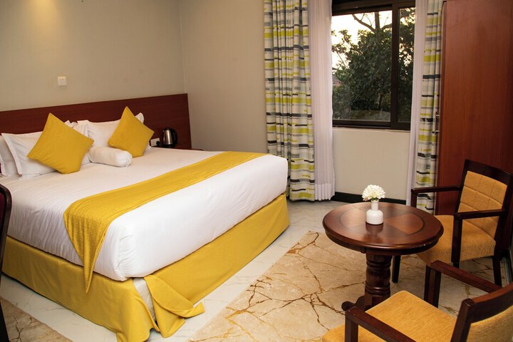 Room 5 of 12