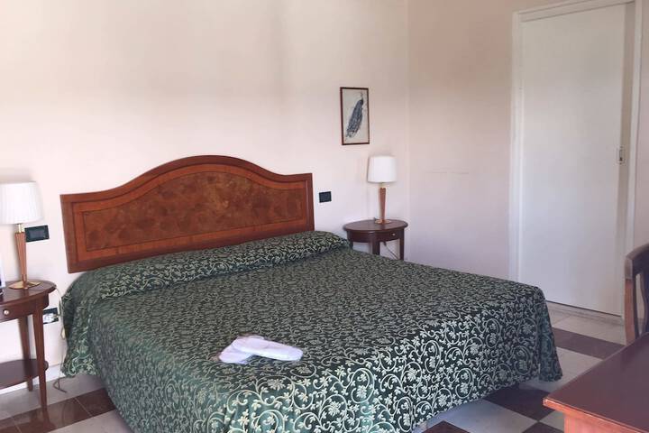 Room 4 of 32