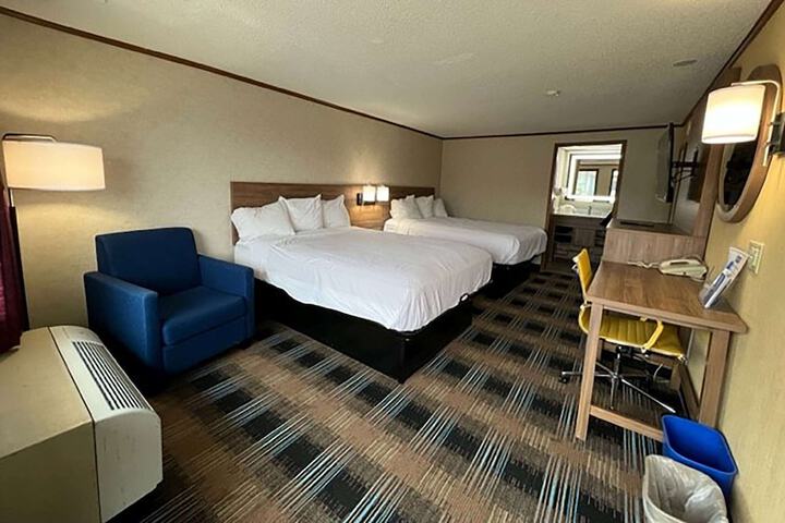 2 Queen Beds (1 of 10)