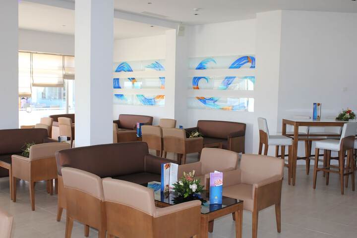 Lounge 30 of 52