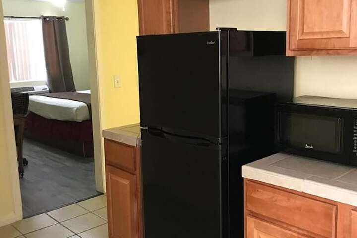 Standard King Bed Kitchenette (12 of 19)