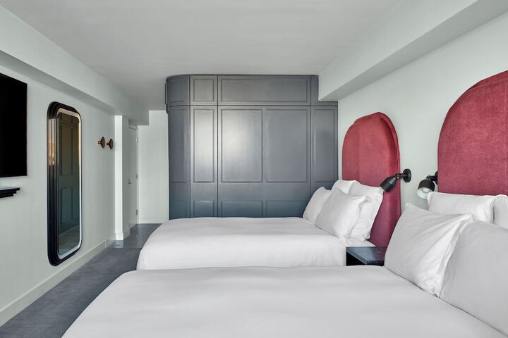 Room 40 of 233