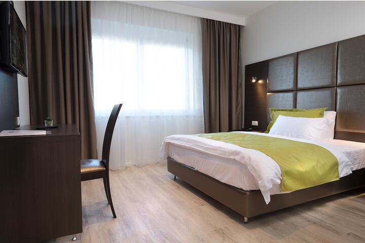 Room 7 of 32