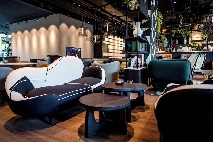 Lounge 37 of 48