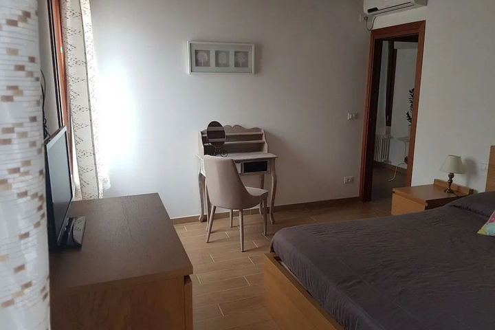 Room 4 of 18
