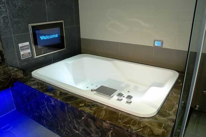 Hot Tub 86 of 107