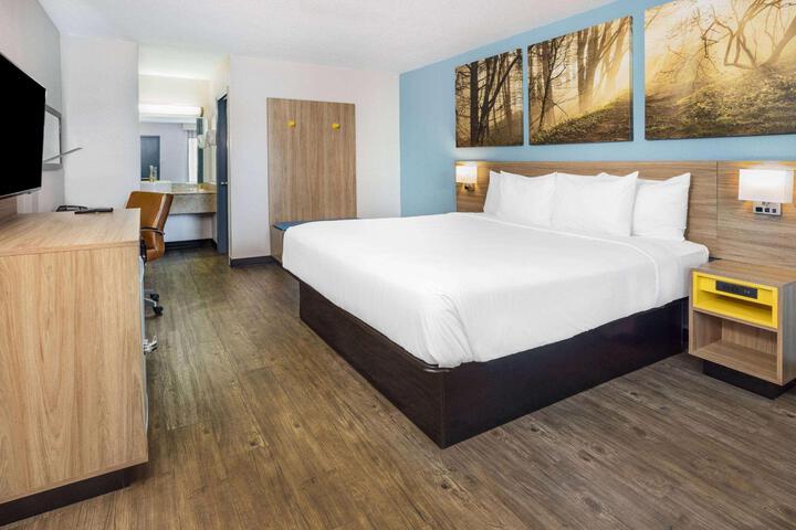 1 King Bed (3 of 12)