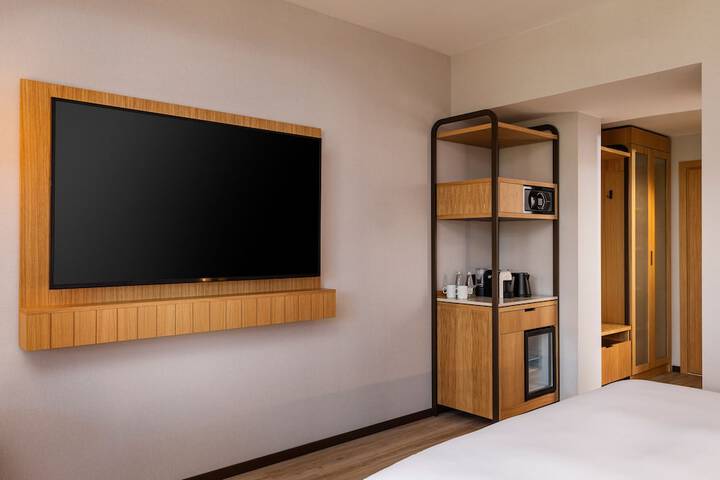 Room 7 of 103