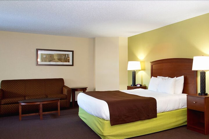 1 King Bed Suite (3 of 17)