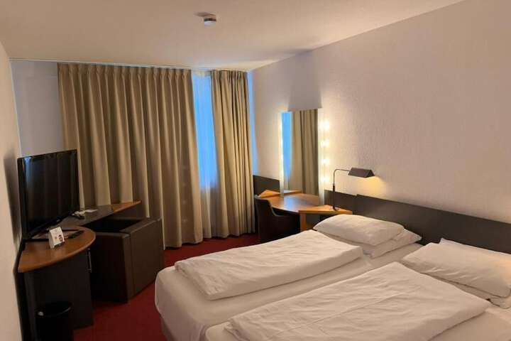 Room 4 of 9