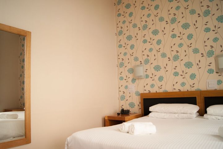 Room 6 of 128