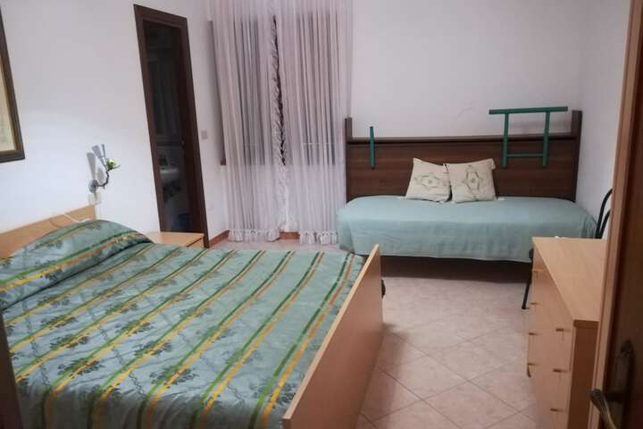 Room 9 of 77