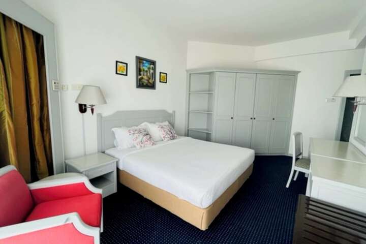 Room 102 of 650