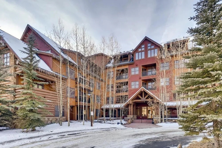 Exterior of Springs 8835