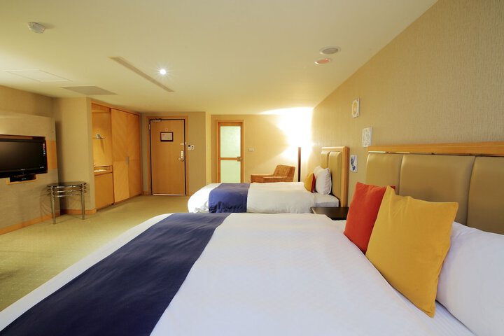 Room 9 of 77