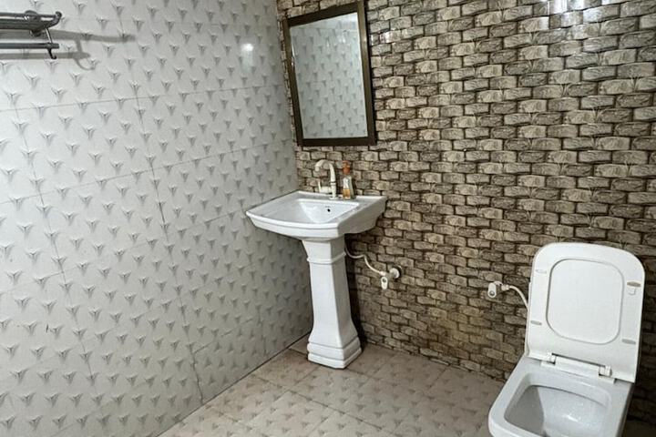 Room 8 of 9
