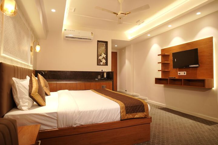 Room 5 of 9