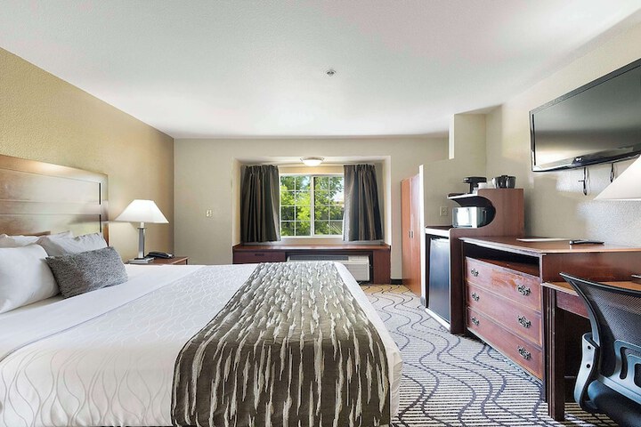 1 King Bed Desk Microwave and Refrigerator WiFi Full Breakfast (8 of 10)