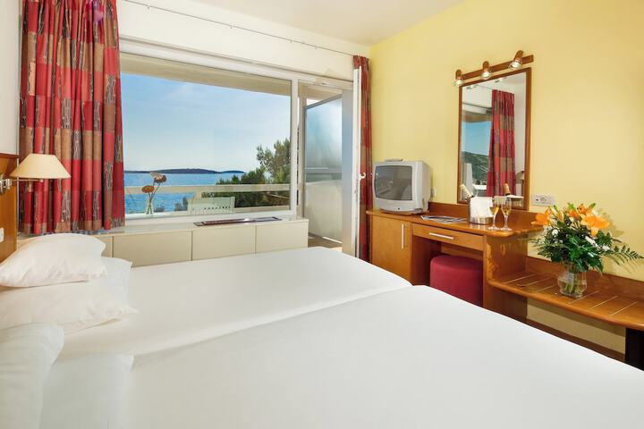 Room 5 of 48