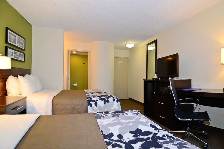 1 Queen Bed (15 of 18)
