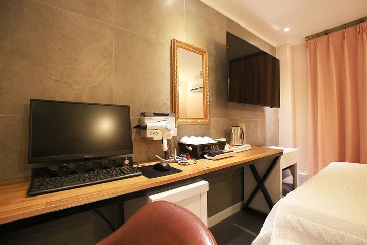 Room 5 of 16