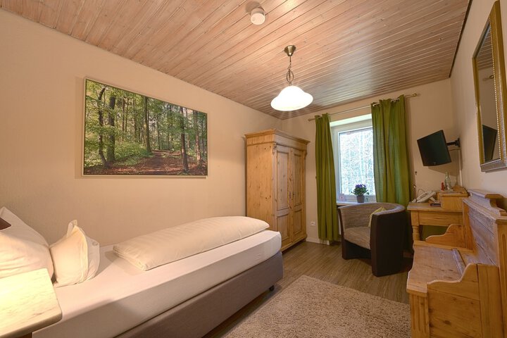 Room 8 of 77