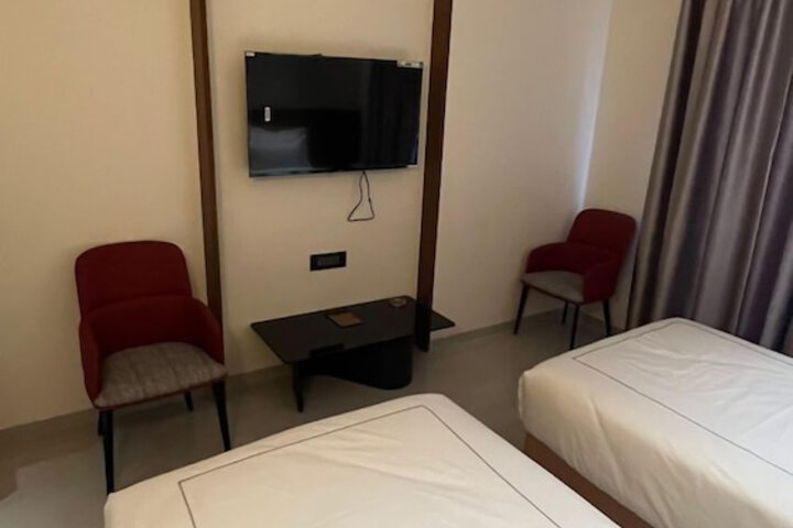 Room 12 of 25