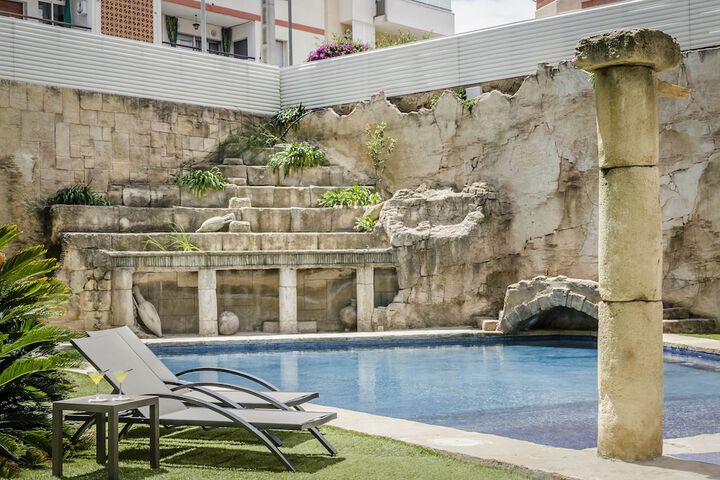 Hotel Pool