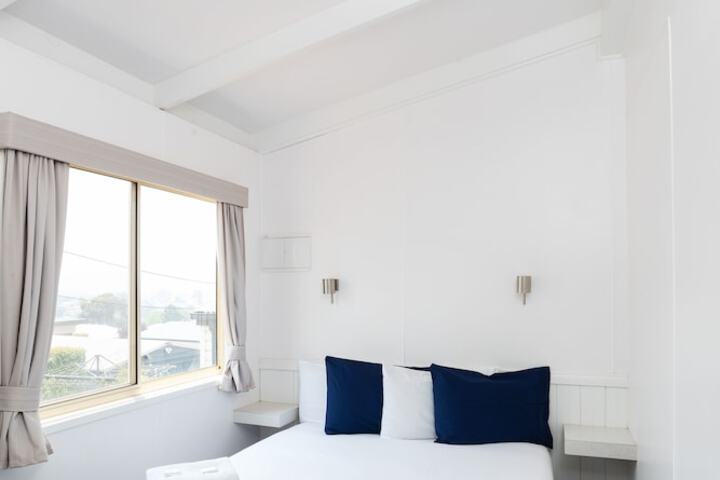 Room 10 of 99