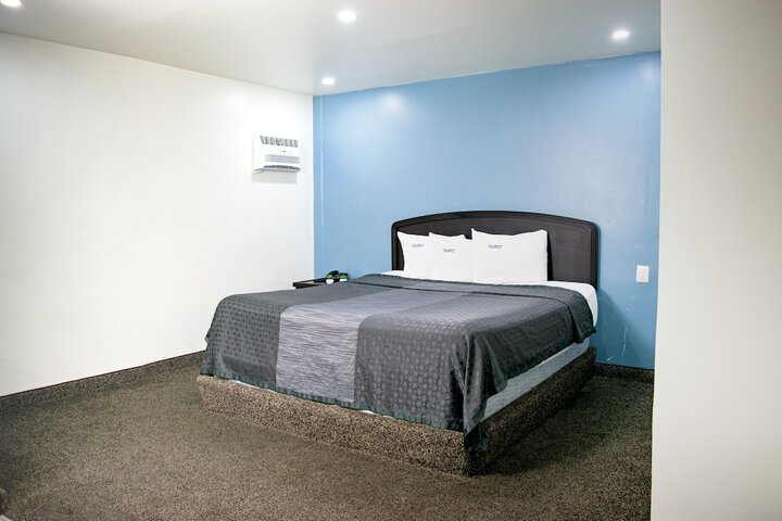 Standard | King Bed (10 of 13)