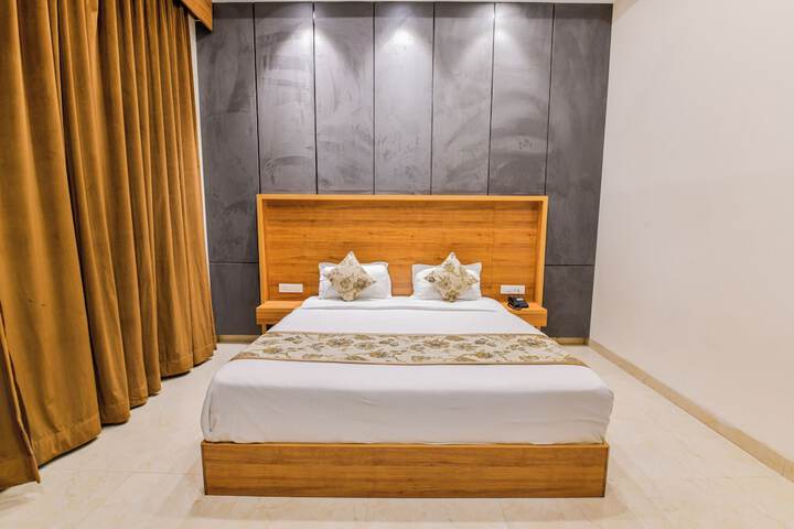 Room 9 of 16
