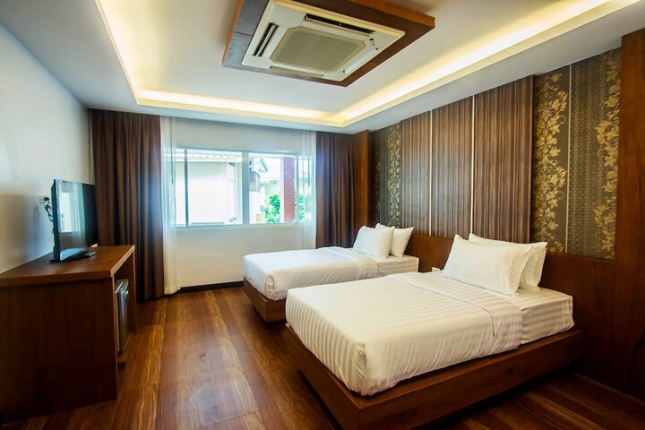 Room 8 of 120