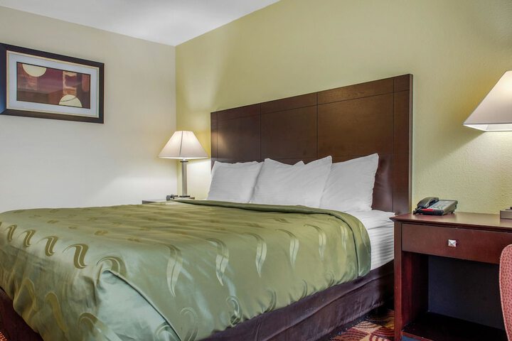 1 King Bed (13 of 15)