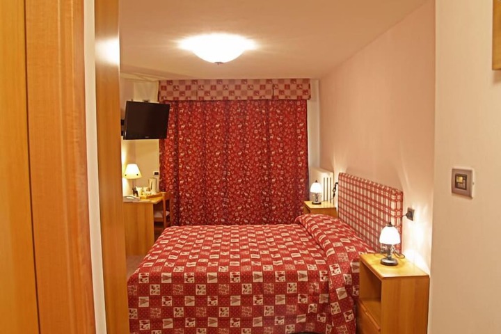 Room 10 of 37