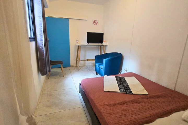 Room 6 of 33