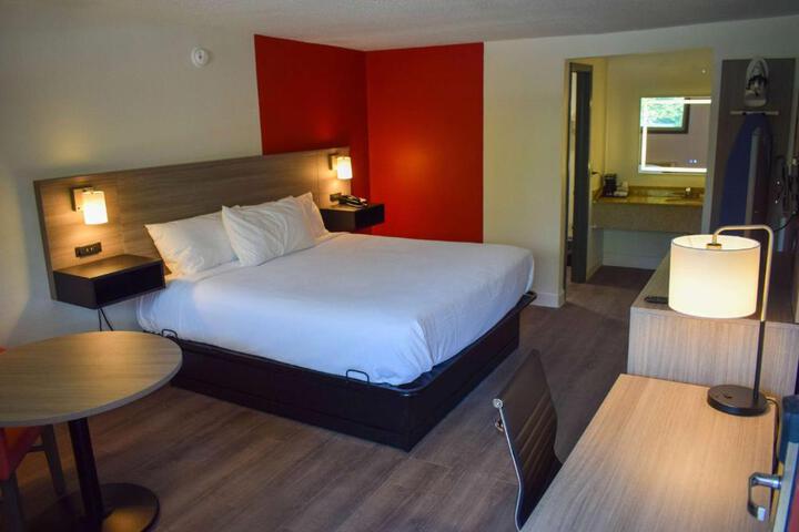 1 King Bed Deluxe Room (6 of 10)