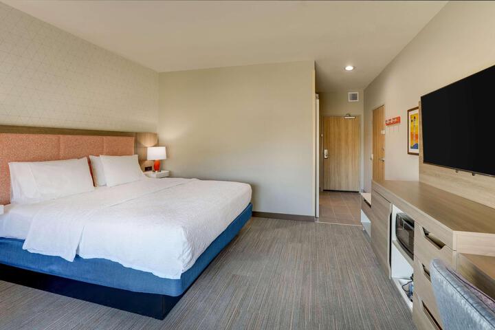 1 King Hearing Accessible Studio with Sofa Bed (11 of 41)