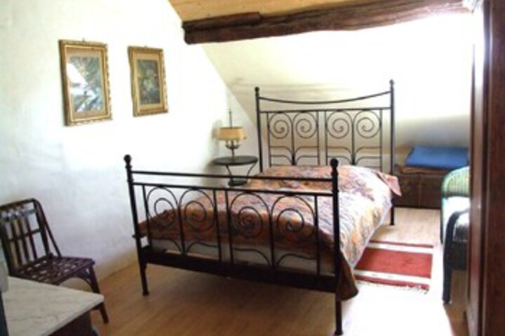 Room 5 of 11
