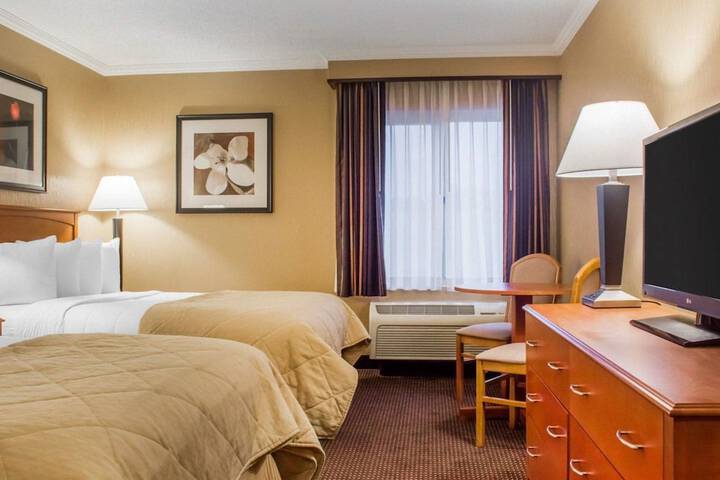 1 Queen Bed (9 of 10)