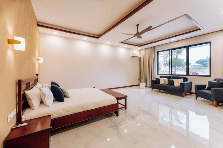 Room 4 of 93
