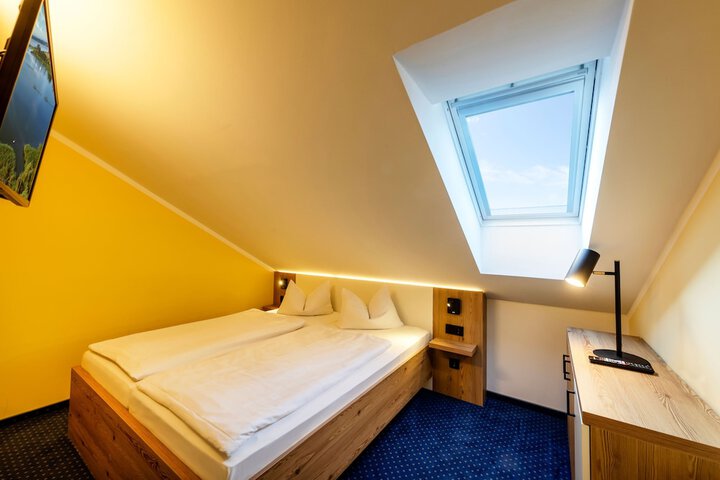 Room 12 of 83